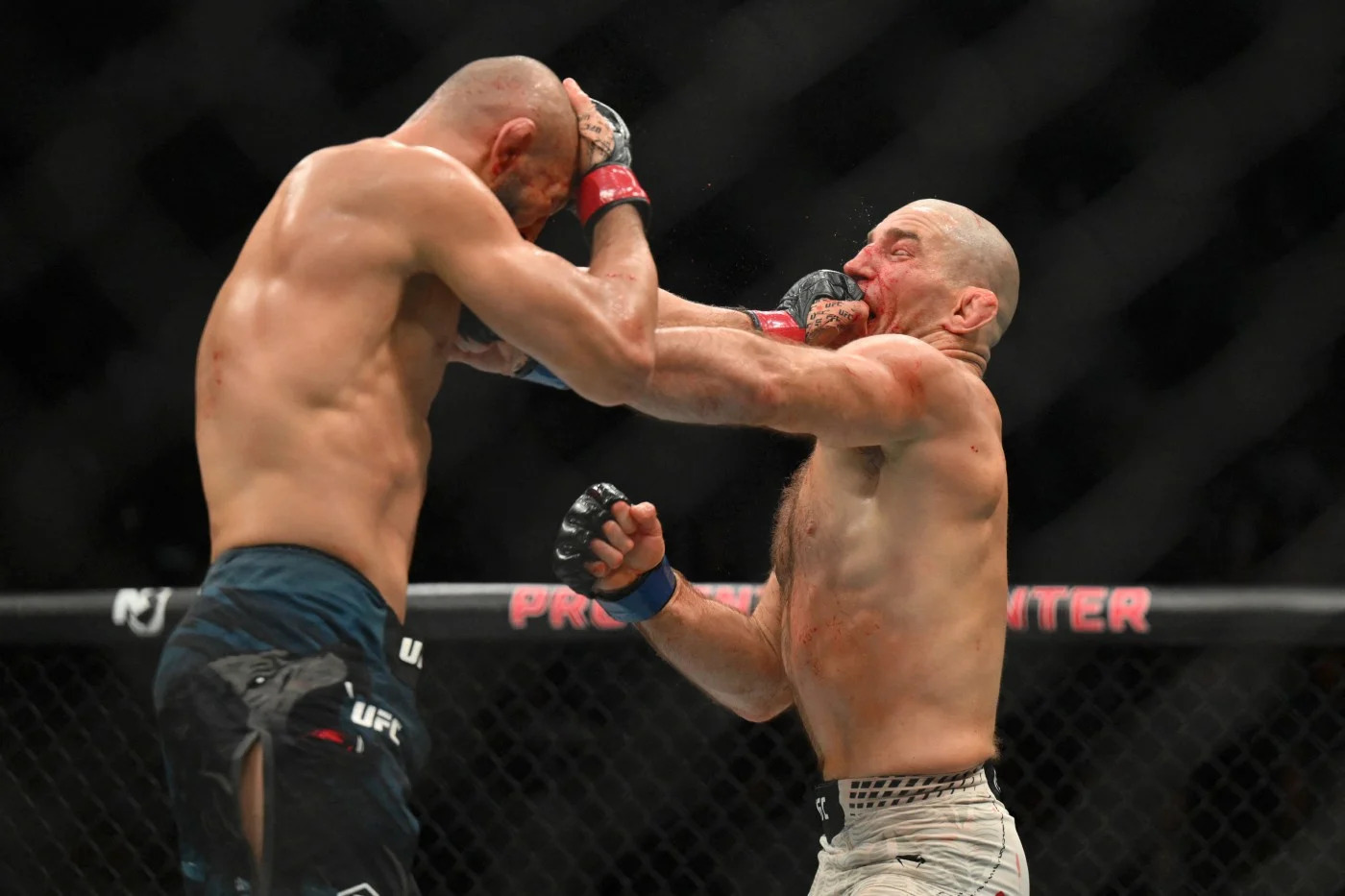 Sean Strickland defends takedown attempt by Khamzat Chimaev at UFC 328