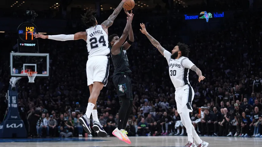 Stephon Castle scoring during Spurs Game 6 win over Timberwolves