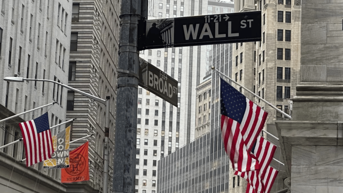 Wall Street traders react as America’s $39 trillion debt crisis fuels fears over the US dollar and boosts bitcoin demand