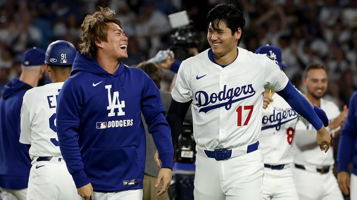 Yoshinobu Yamamoto pitching for Los Angeles Dodgers against San Francisco Giants at Dodger Stadium