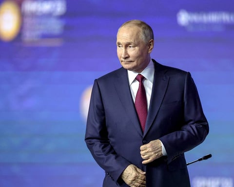 Russian Deputy Prime Minister Alexander Novak at SPIEF 2026 St. Petersburg International Economic Forum discussing Vietnam LNG energy cooperation