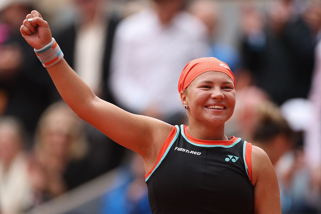 Diana Shnaider shows appreciation to fans after defeating Aryna Sabalenka at Roland Garros 2026