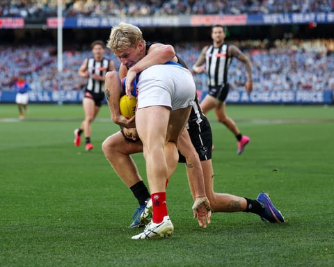 Billy Frampton calls for help after Brody Mihocek suffers neck fracture at the MCG, June 8, 2026