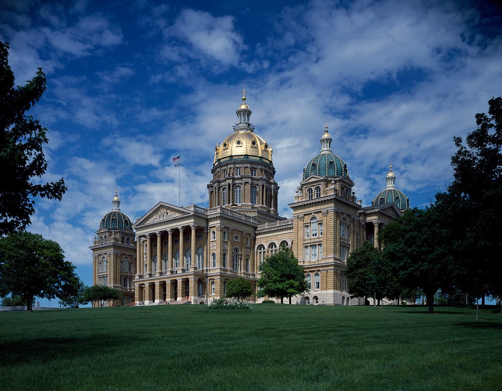 Iowa State Capitol building in Des Moines where Governor Kim Reynolds signed Senate File 2289 giving regulators enforcement authority over sweepstakes casinos