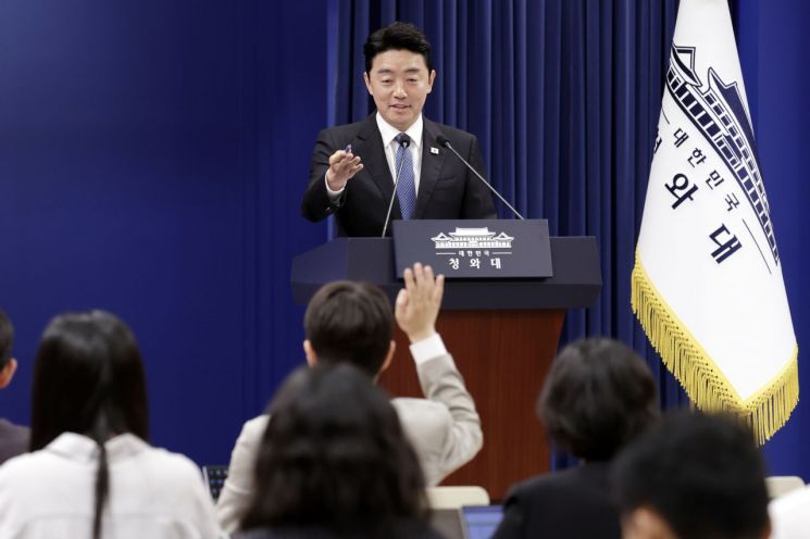 Presidential chief of staff Kang Hoon-sik announces Han Seong-sook prime minister nomination at Blue House press conference
