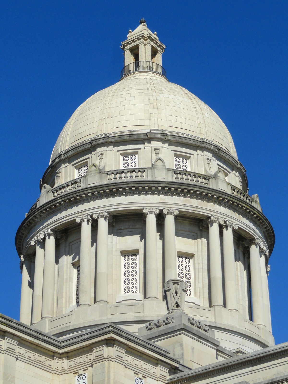 Kentucky State Capitol building in Frankfort where CFTC filed federal lawsuit against the state over Kalshi and Polymarket gambling regulation