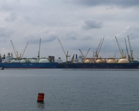LNG carriers at anchor off Singapore, the kind of vessels that will move Malaysian gas to Japan under the new Petronas-JERA deal