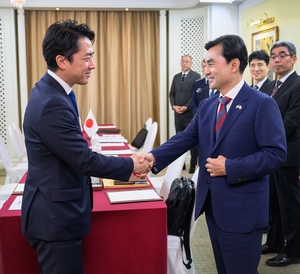 South Korean Defense Minister Ahn Gyu-back shakes hands with Japanese Defense Minister Shinjiro Koizumi at the Shangri-La Dialogue in Singapore May 2026