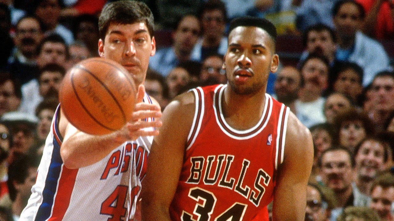 Stacey King defending for the Chicago Bulls during an NBA game circa 1990