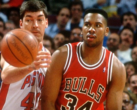 Stacey King defending for the Chicago Bulls during an NBA game circa 1990