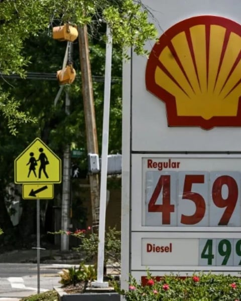 UK inflation remains at 2.8 percent as fuel prices rise and Bank of England monitors economic impact in 2026
