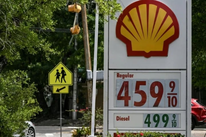UK inflation remains at 2.8 percent as fuel prices rise and Bank of England monitors economic impact in 2026