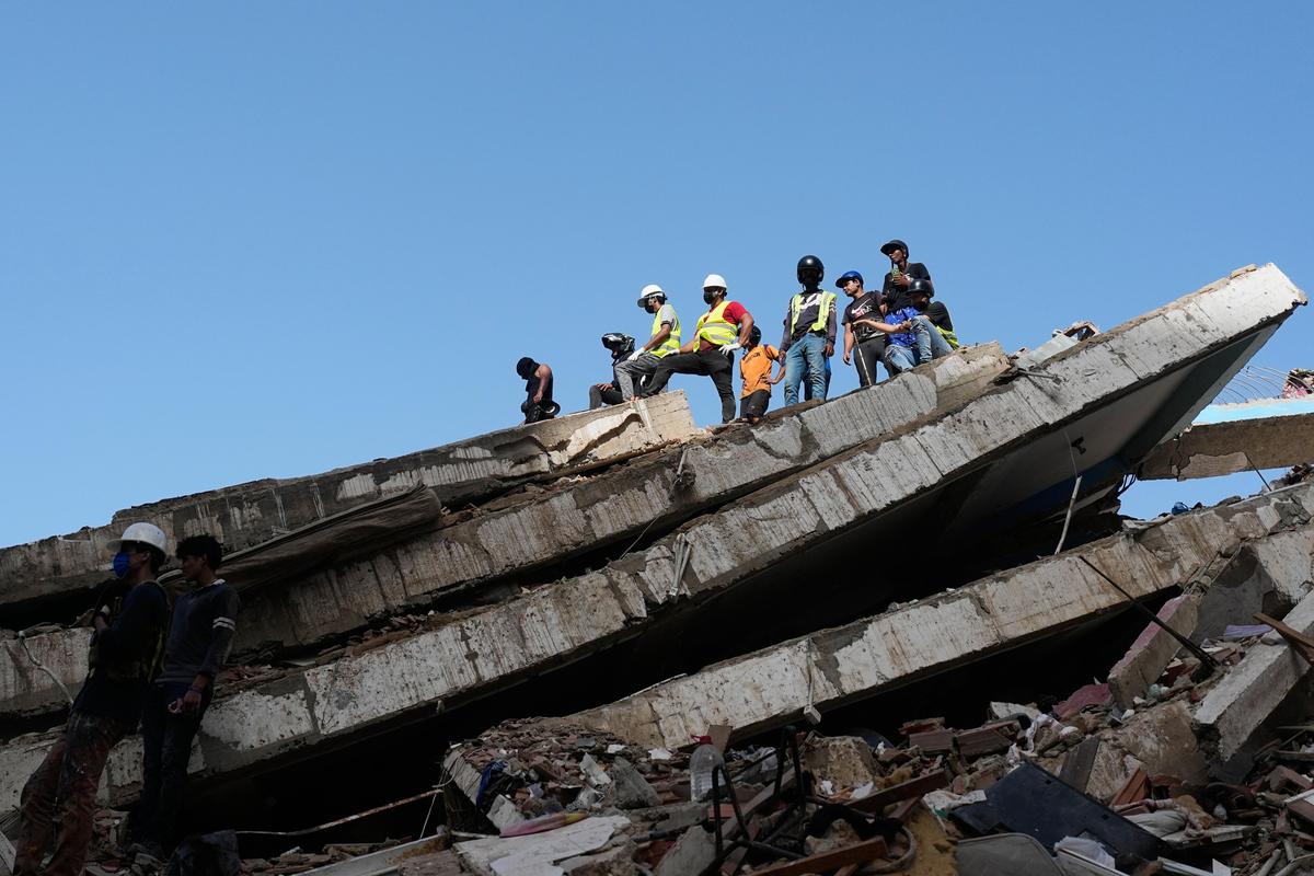 Collapsed buildings and structural damage following the Venezuela earthquake in 2026