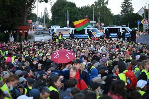 Protesters blocking roads in Erfurt Germany against AfD annual congress July 4 2026