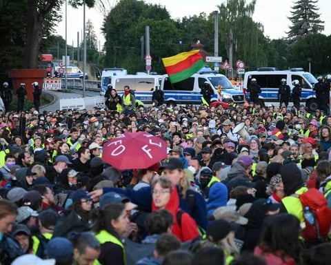 Protesters blocking roads in Erfurt Germany against AfD annual congress July 4 2026
