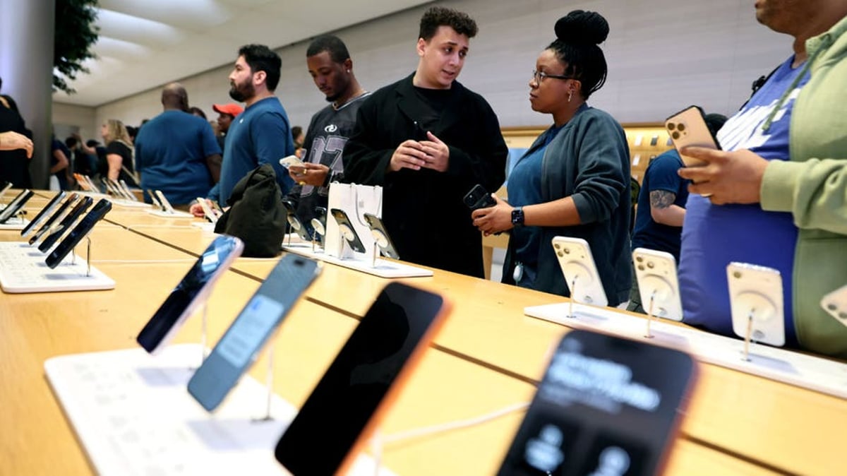 Customers at the Apple Store in New York City with iPhone 17 on display during Apple Q3 FY2026 earnings quarter