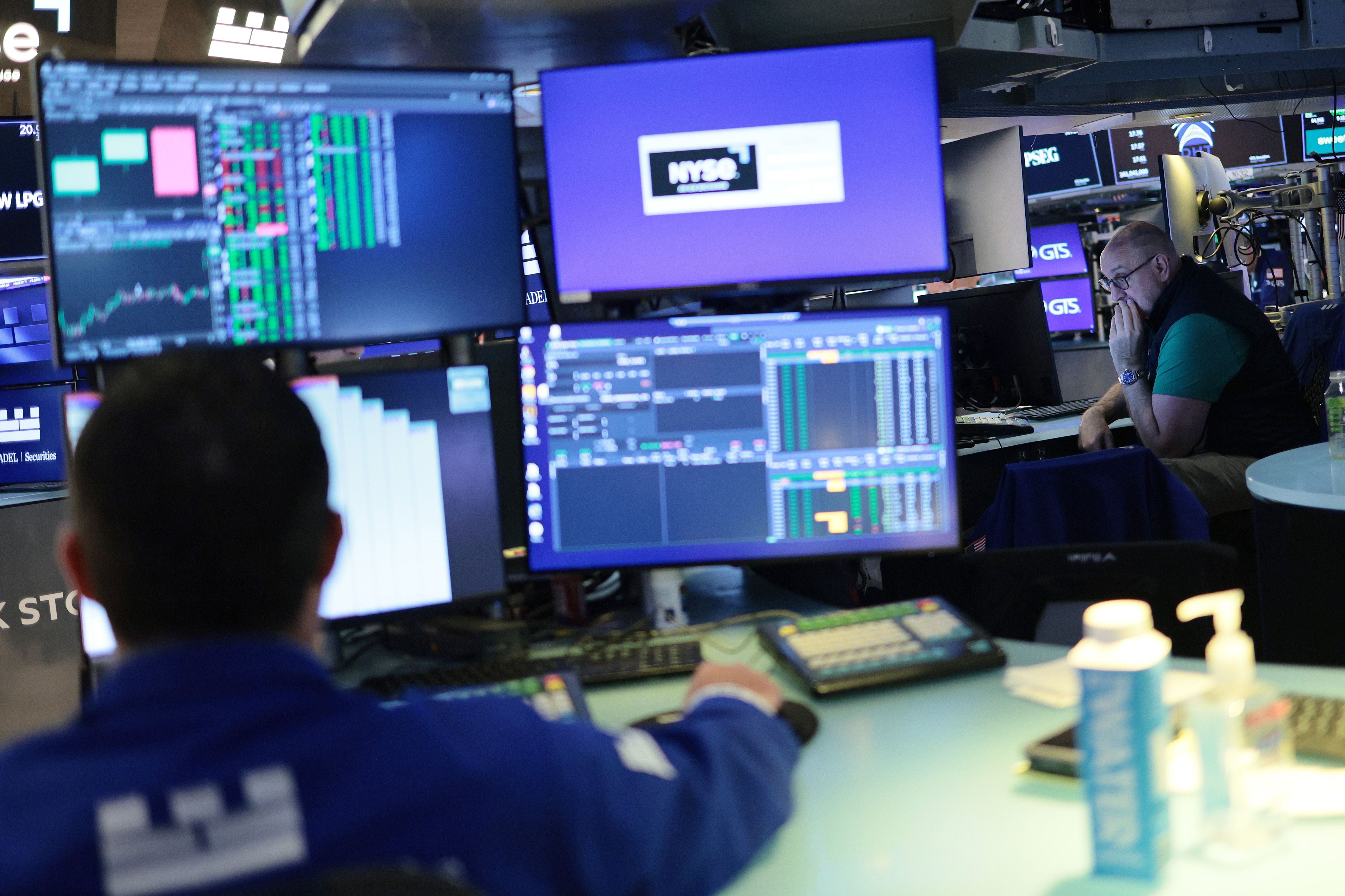 Cryptocurrency market traders monitoring Bitcoin price as Federal Reserve chair comments on inflation