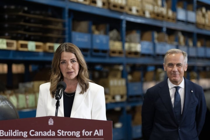PM Mark Carney and Alberta Premier Danielle Smith announce new Pacific pipeline framework to diversify Canadian oil exports