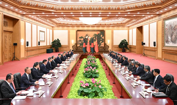Chinese and Bangladeshi delegations hold bilateral talks at the Great Hall of the People in Beijing