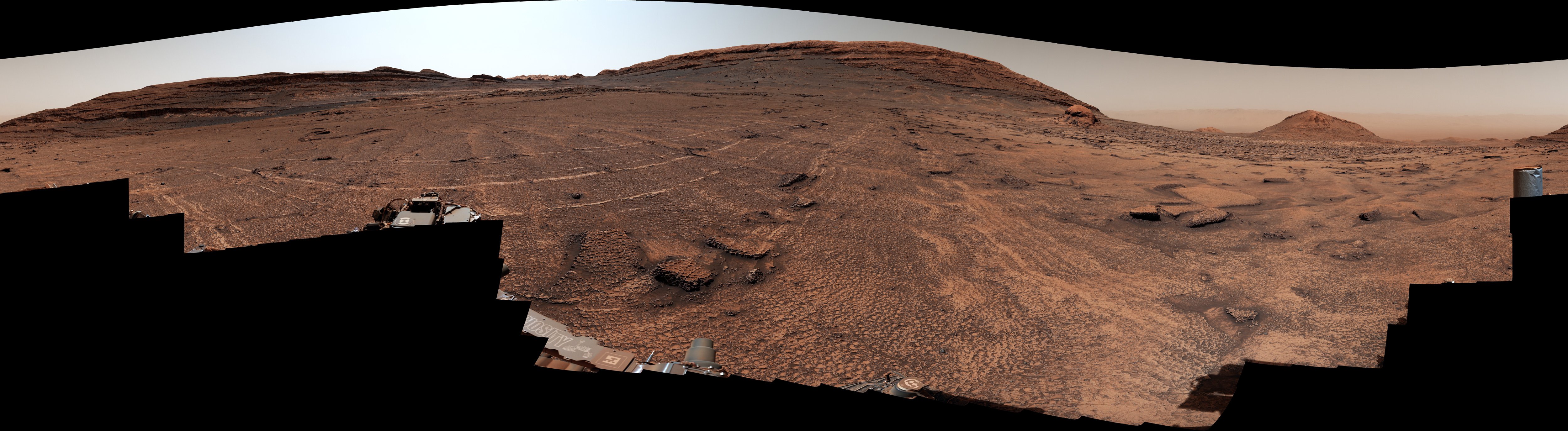NASA Curiosity rover panorama showing vast field of honeycomb-like polygon fractures in Valle Grande region of Mars