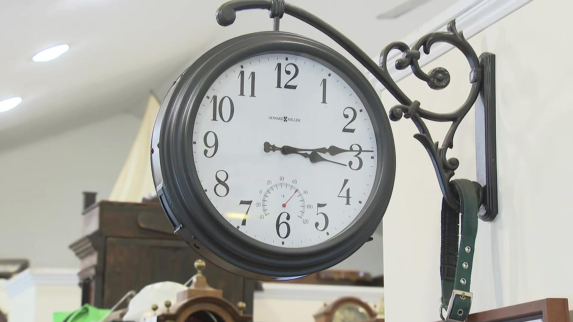 Clock showing time change related to daylight saving time legislation