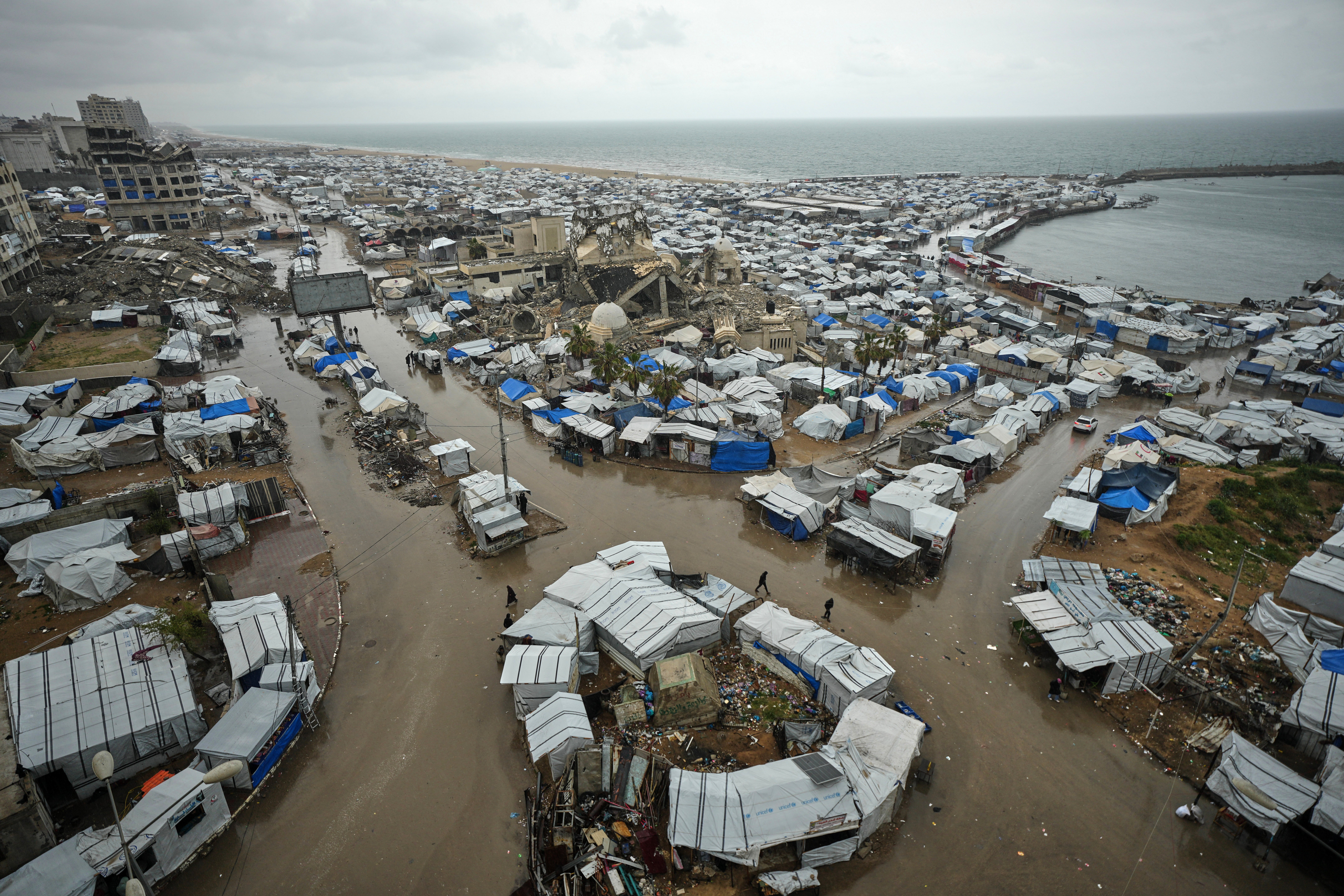Tent encampment for displaced Palestinians stretches along Gaza City seafront March 25 2026 Gaza ceasefire humanitarian crisis