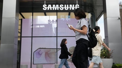 Technology retail store representing consumer data and digital privacy concerns under FTC scrutiny in 2026