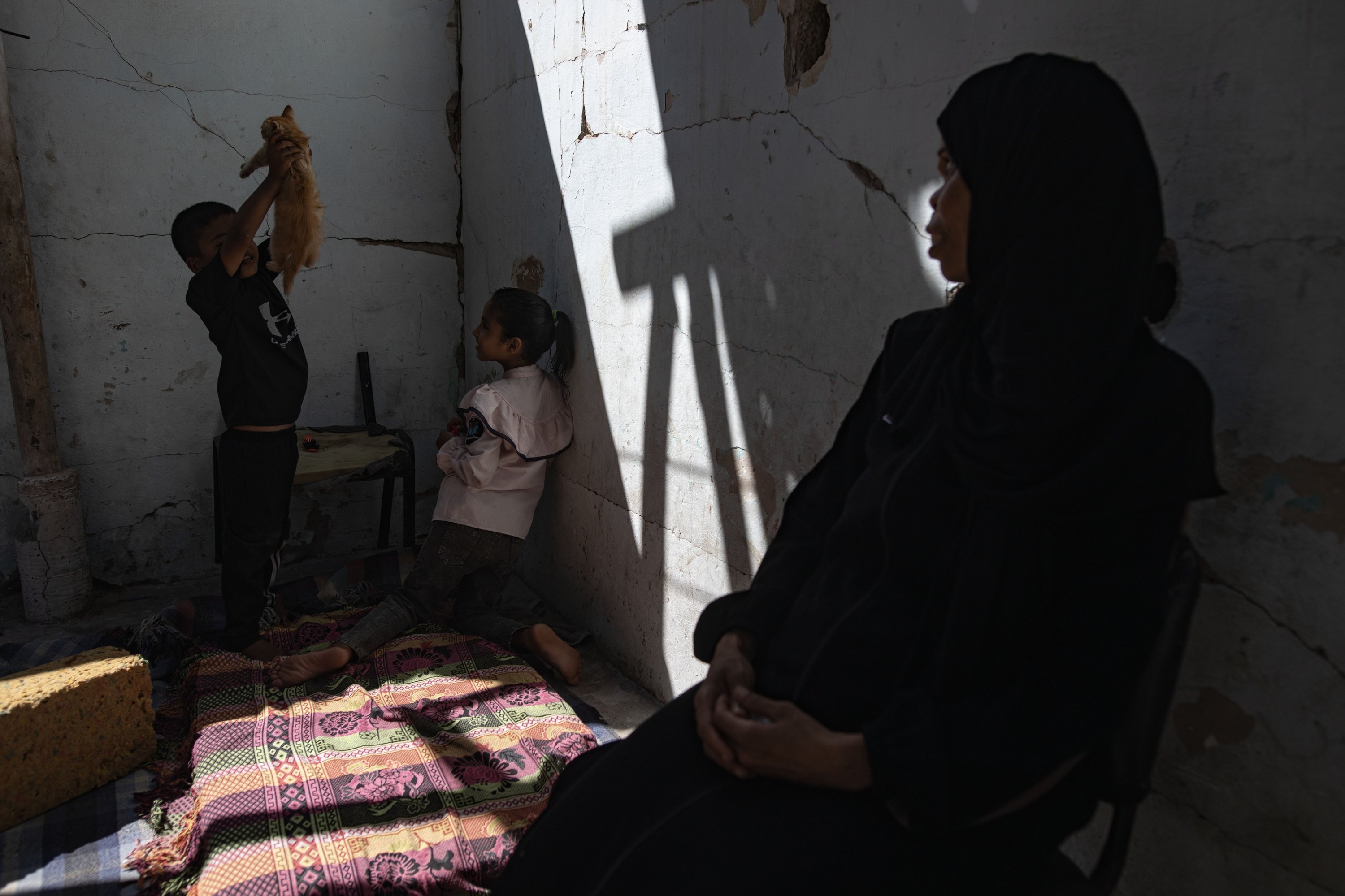 Palestinians displaced in Gaza as the ceasefire holds without a political resolution
