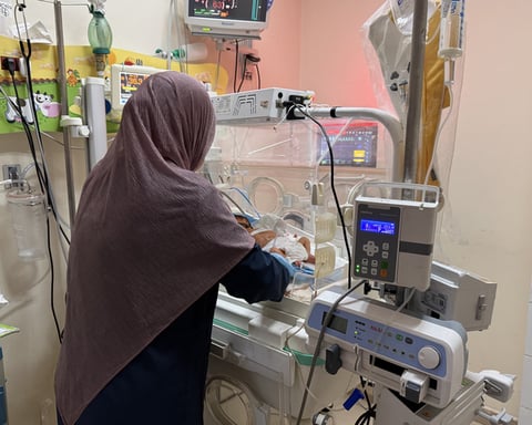 Medical staff at Al-Aqsa Martyrs Hospital in Deir el-Balah working under power cuts amid Gaza crisis