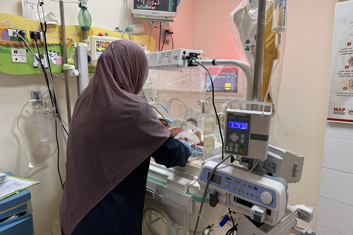 Medical staff at Al-Aqsa Martyrs Hospital in Deir el-Balah working under power cuts amid Gaza crisis