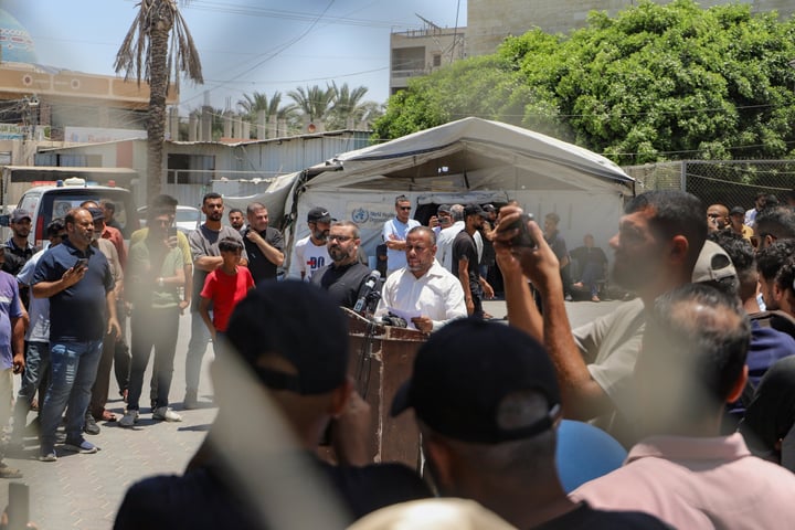 Hamas spokesman Ismail al-Thawabta at podium announcing Emergency Committee dissolution in Gaza City