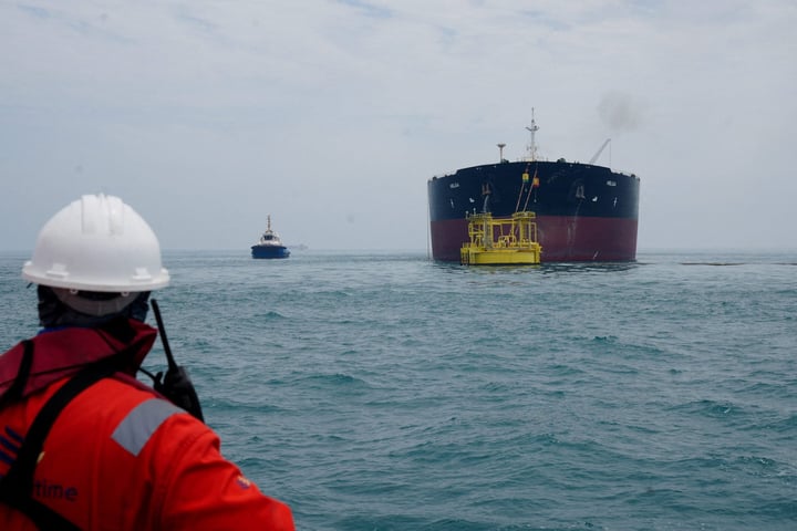 Vessels transit the Strait of Hormuz during the Iran-US crisis, June 2026