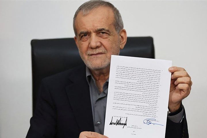 Iran President Masoud Pezeshkian displaying the memorandum of understanding signed to end the 2026 Iran-US war