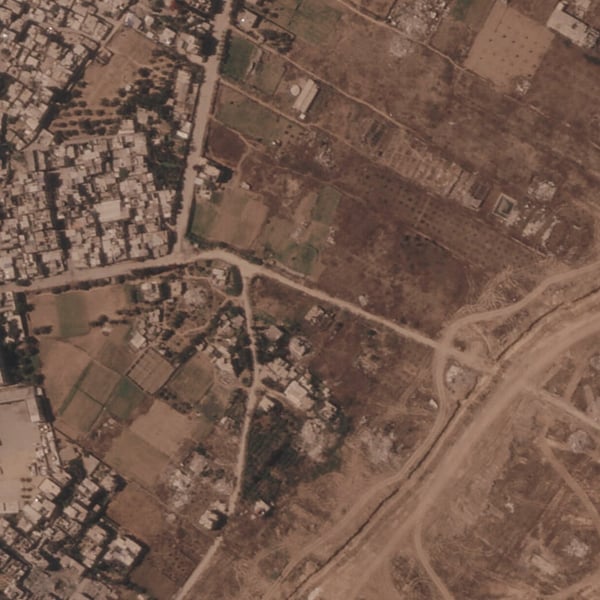 Satellite image showing Israel's earthen barrier cutting through central Gaza along the Yellow Line ceasefire boundary