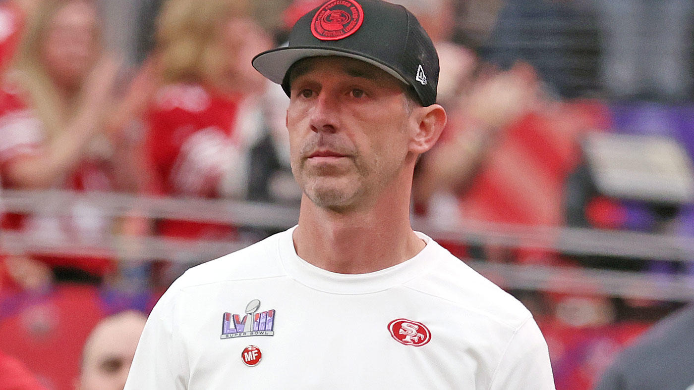 Kyle Shanahan coaches the San Francisco 49ers on the sideline