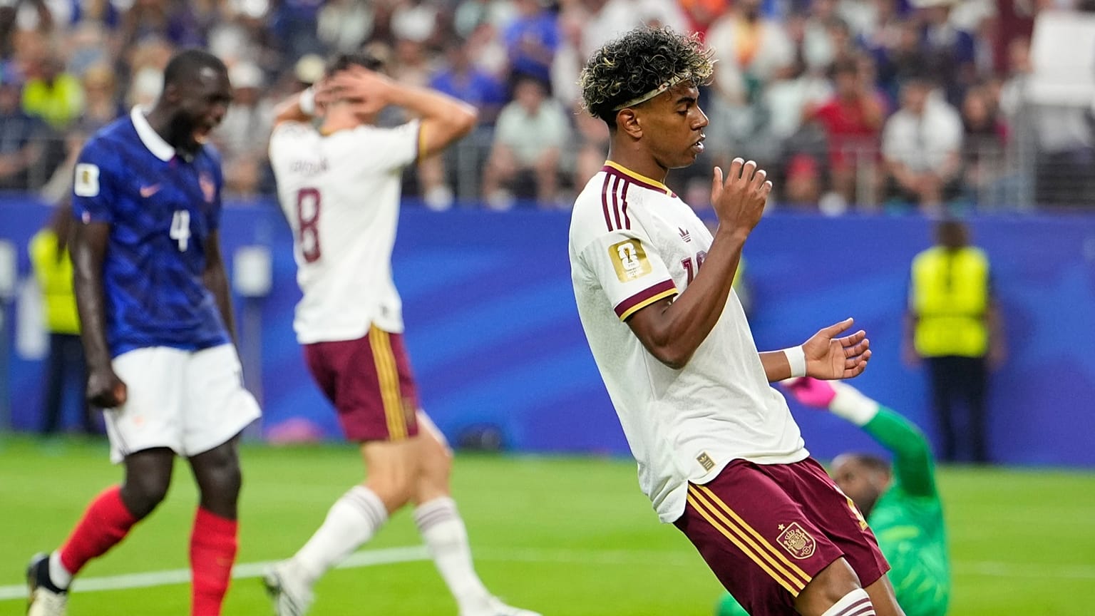 Lamine Yamal controls the ball during Spain vs France 2026 World Cup semifinal