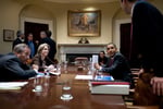 Lawrence Summers speaking with President Barack Obama in the Roosevelt Room, 2009