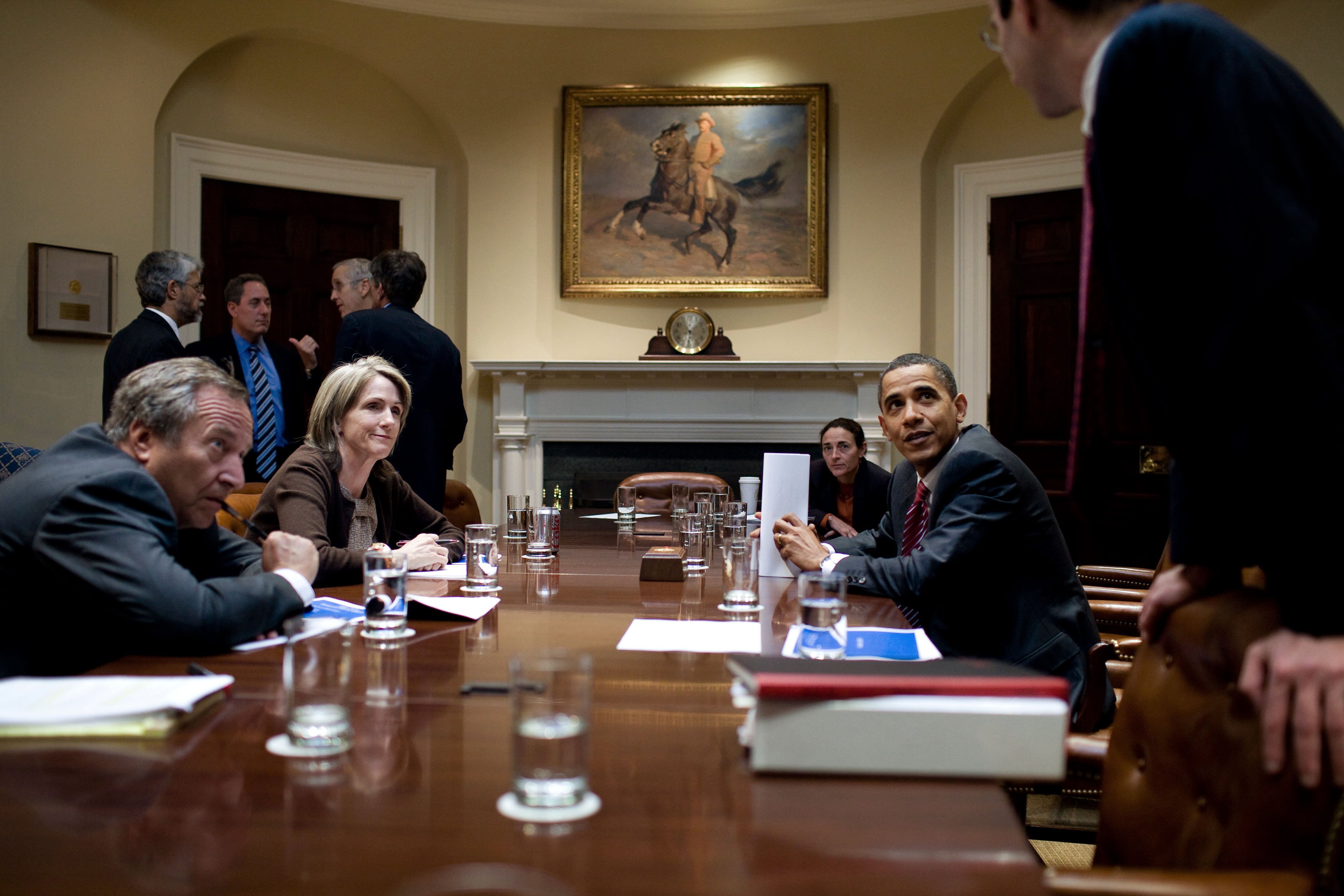Lawrence Summers speaking with President Barack Obama in the Roosevelt Room, 2009