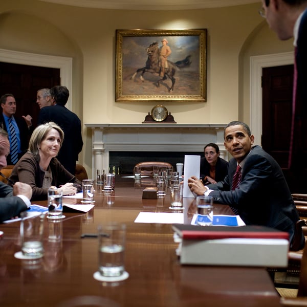 Lawrence Summers speaking with President Barack Obama in the Roosevelt Room, 2009