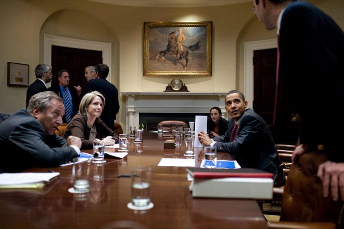 Lawrence Summers speaking with President Barack Obama in the Roosevelt Room, 2009