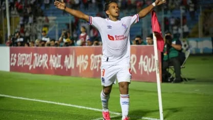 Olimpia and Deportivo Mixco players in CONCACAF Central American Cup 2026 Group C action at Estadio Nacional Chelato Uclés