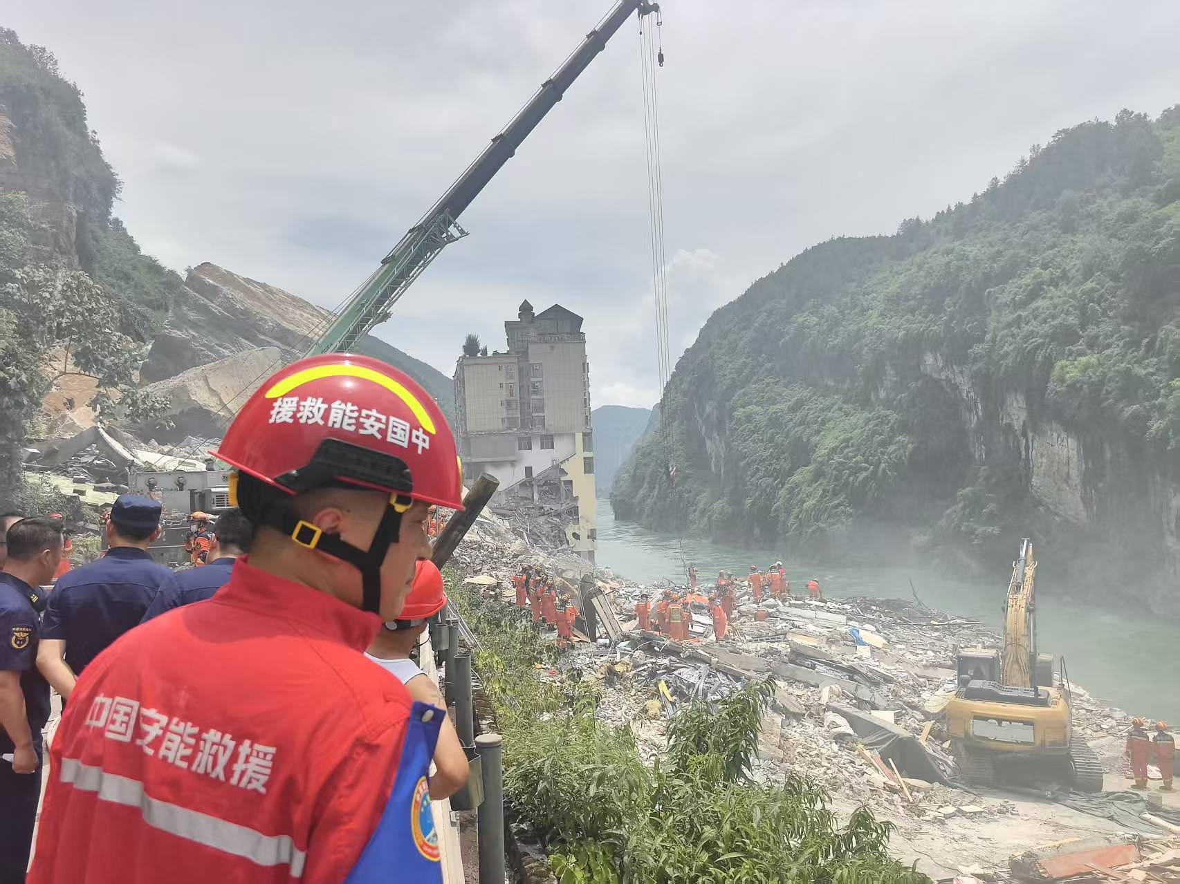 Rescue workers at the Pengshui landslide site in Chongqing searching for survivors