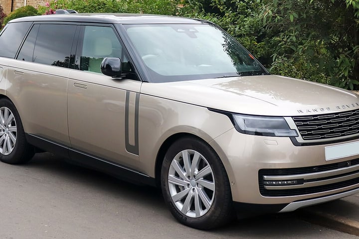 2022 Land Rover Range Rover SE P440e hybrid SUV front view