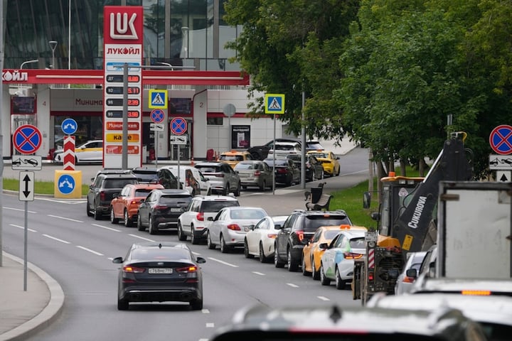 Cars line up at a Lukoil gas station in Moscow during Russia's fuel rationing crisis