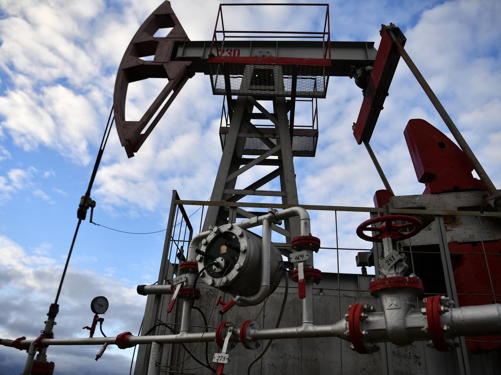 LNG gas terminal infrastructure representing Russia's natural gas supply position in Spain June 2026