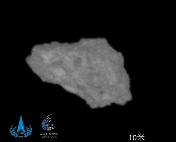 First close-up image of asteroid Kamoʻoalewa captured by China's Tianwen-2 spacecraft during its July 2026 rendezvous at 20 kilometers