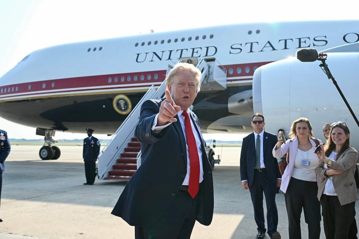 US President Donald Trump boarding Air Force One, the Boeing 747-8 aircraft offered by Qatar amid Gulf business ties