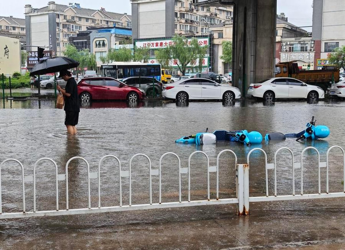 Emergency workers and evacuees during Typhoon Bavi flooding in northeast China