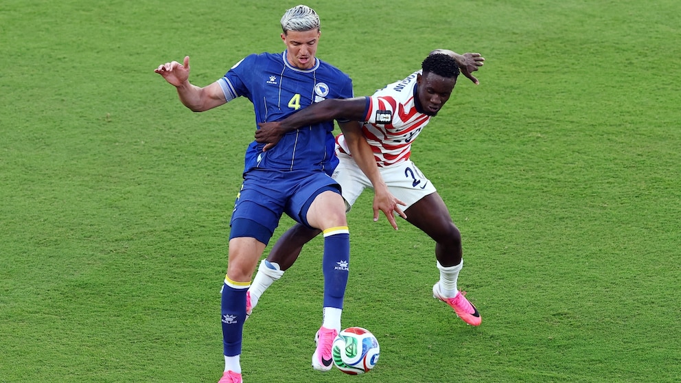 USMNT forward Folarin Balogun red card World Cup 2026 match against Bosnia