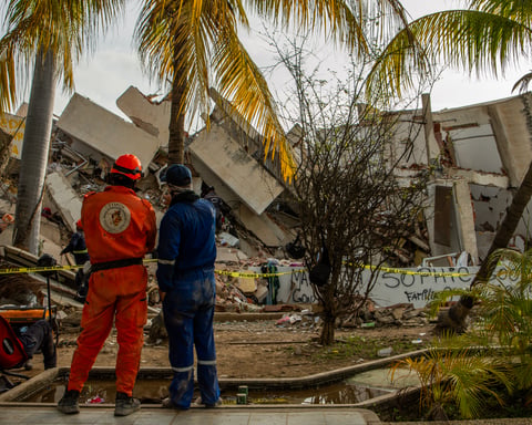 Rescue workers search rubble in La Guaira after Venezuela earthquake kills 3811
